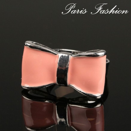 Bague ajustable noeud en métal émaillé saumon 2,5 * 1,5 cm 4€